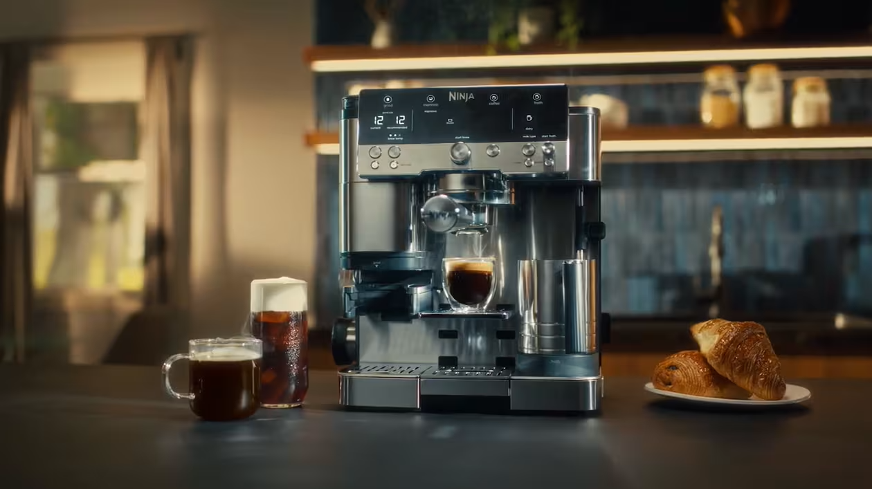 Ninja Luxe Café Premier numa cozinha