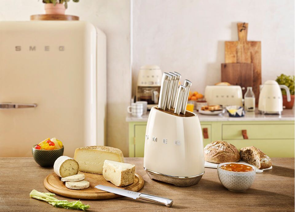 Bloco de facas Smeg na cozinha